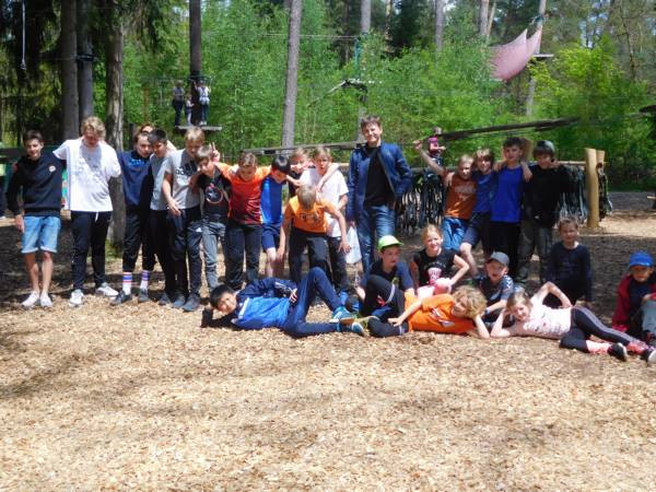 Handballkids unterwegs im Kletterwald